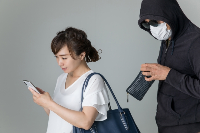 財布を盗まれる女性の画像
